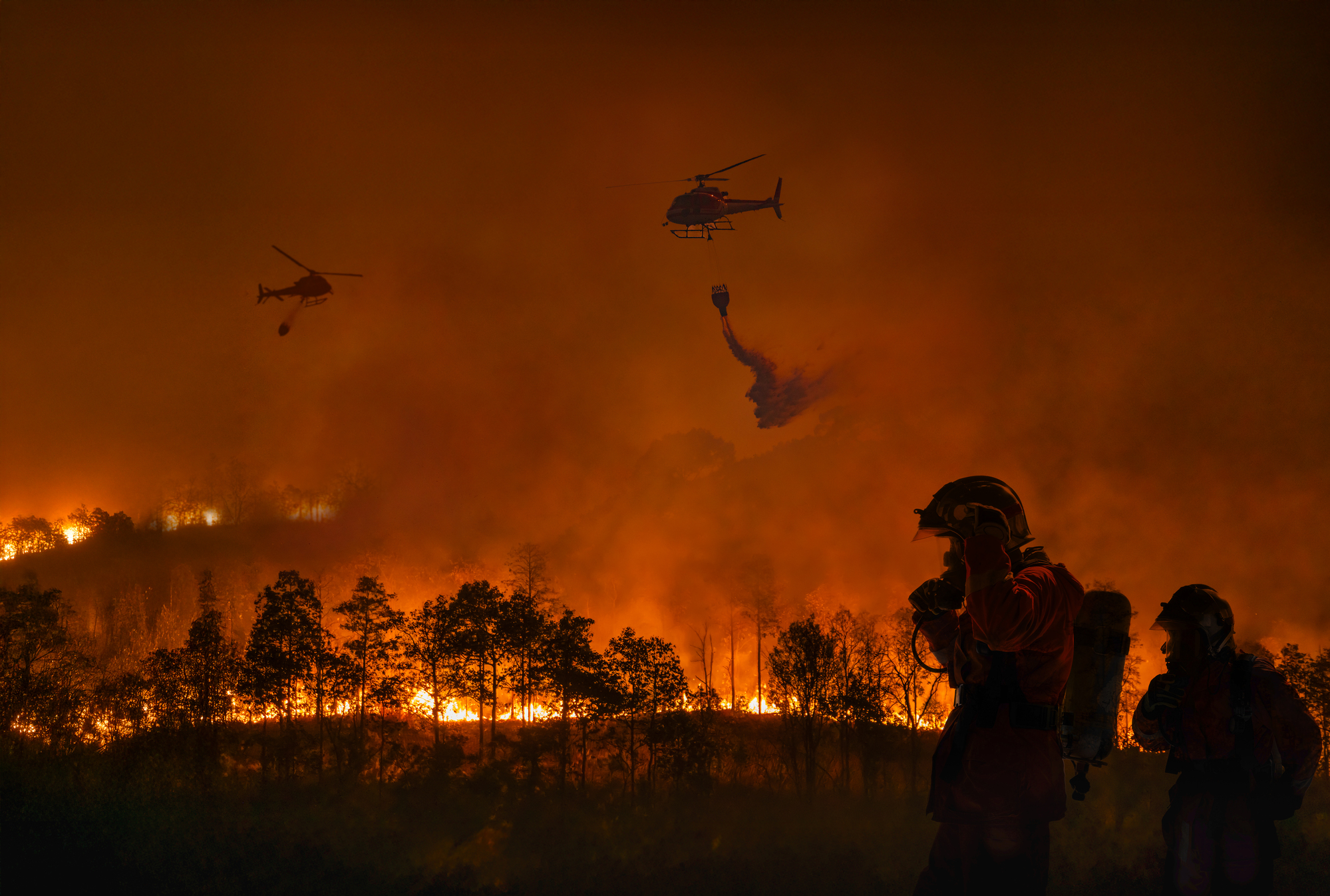 Fire-fighting-helicopter-carry-water-bucket-to-extinguish-the-forest-fire.-2210152238_7500x5053